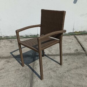 Cadeira Iorque com braços e toda revestida com Fibra Sintética